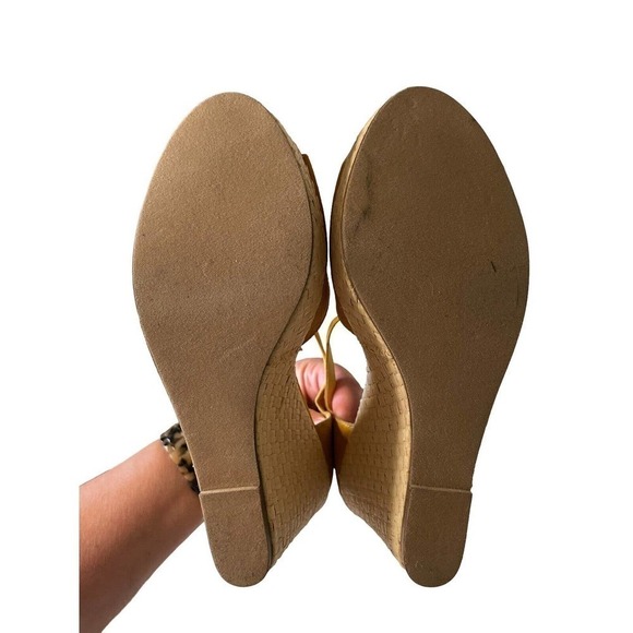 Steve Madden Valour Ruffle Sandals Weave Wedge Shoes Size 7.5 Mustard Buckle - Picture 6 of 9